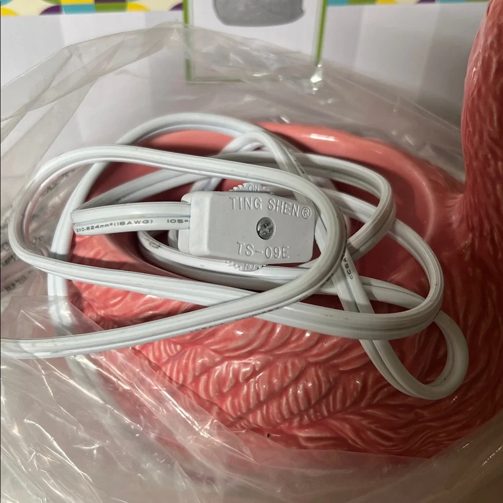 Scentsy Coral Pink Flamingo Ceramic Plug-In Wax Warmer - Picture 3 of 5